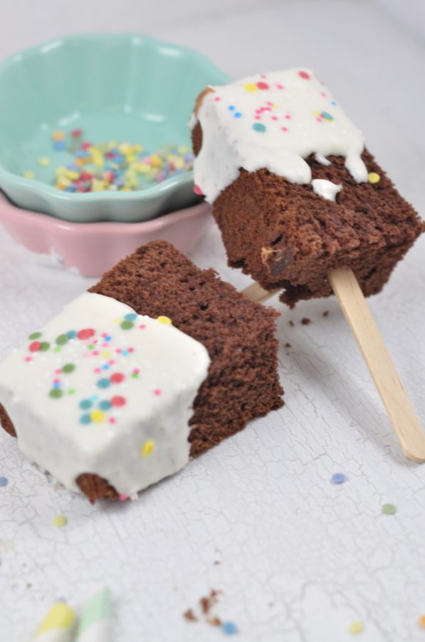 Perfekt für den Kindergeburtstag: Eis am Stiel in Kuchenform. Lustiges Funnyfood mit Rezept. 
