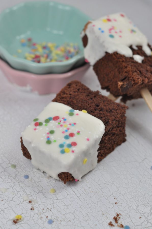 Perfekt für den Kindergeburtstag: Eis am Stiel in Kuchenform. Lustiges Funnyfood mit Rezept. 