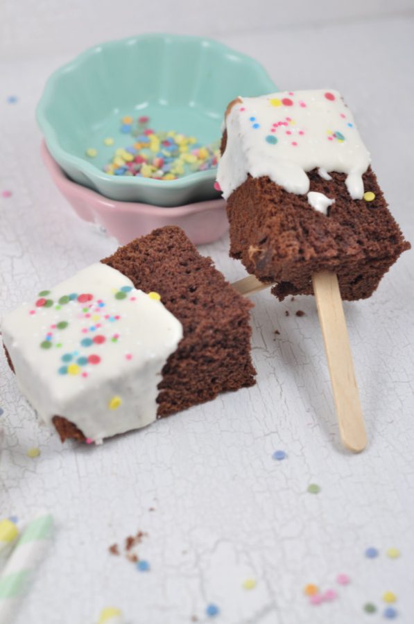 Perfekt für den Kindergeburtstag: Eis am Stiel in Kuchenform. Lustiges Funnyfood mit Rezept. 