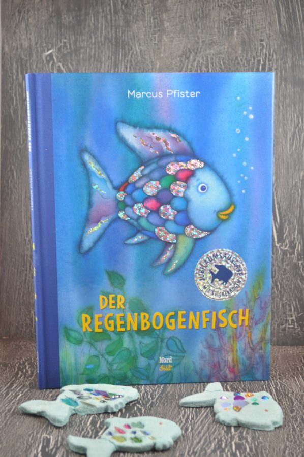 Bastelidee für den Regenbogenfisch: Regenbogenfische aus Salzteig. Ein kinderleichtes DIY für Kinder und eine tolle Ergänzung zum Vorlesen. 
