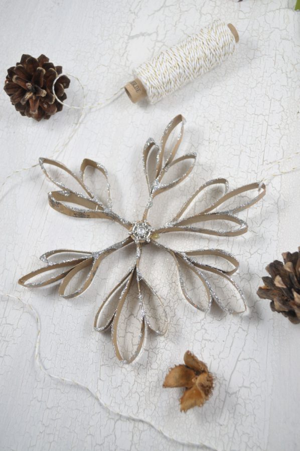 Ein wenig Vintage-Look: Schneeflocken aus Papier sind ein echter Blickfang um den Tannenbaum zu schmücken. Auf dem Blog zeige ich dir, wie du ganz einfach diese Schneeflocken nachbasteln kannst. Die DIY-Idee ist einfach und sieht total schön aus. 