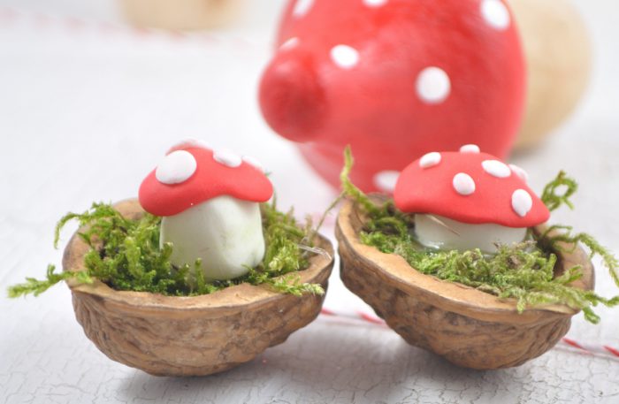 Süße DIY-Idee aus Fimo: kleine Glückspilze in Nußschalen. Perfekt als kleine Glücksbringer für die Silvesterparty