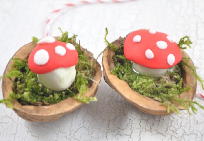 Süße DIY-Idee aus Fimo: kleine Glückspilze in Nußschalen. Perfekt als kleine Glücksbringer für die Silvesterparty