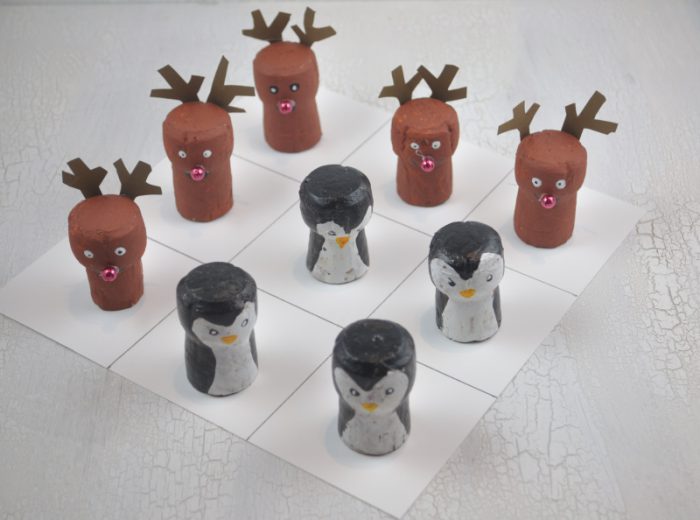 Ran an die Korken: DIY Idee mit Korkentieren in der Tic Tac Toe Variante. Hier treten Pinguine gegen Rentiere an. 
