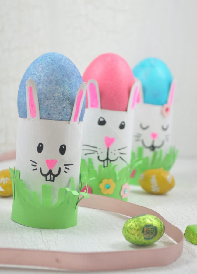Perfekte Eierbecher für Ostern: da basteln Kinder gerne mit! Die lustigen Hasen sind der beste Platz für Ostereier. 