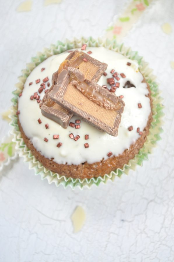 Total lecker sind diese schnell gemachten Cupcakes mit Schokoriegeln. Das Rezept für die Karamell-Cupcakes findest du auf dem Blog. 