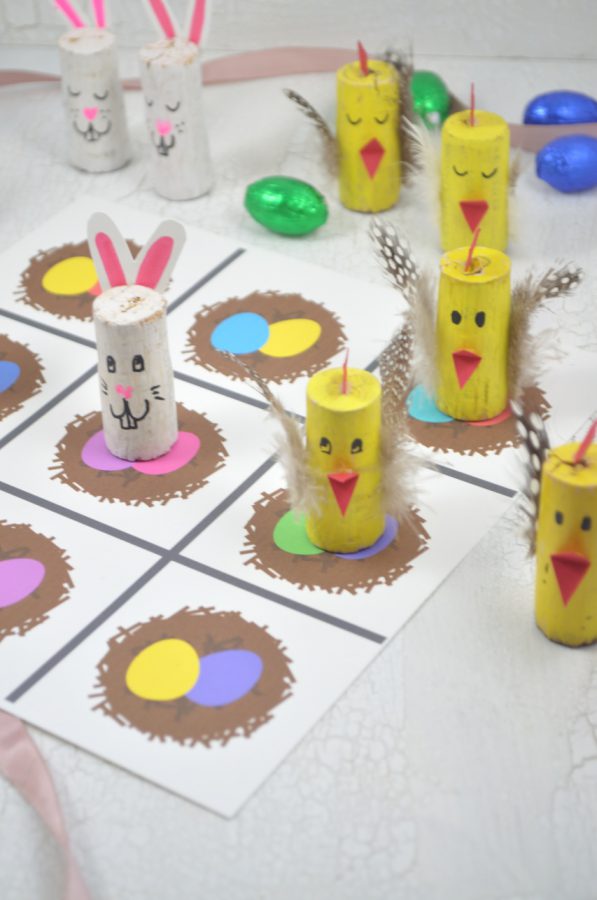 Spielspaß für Ostern: mit diesem Tic Tac Toe kannst du toll mit Kindern basteln und spielen. Das Spielfeld kannst du dir kostenlos downloaden.