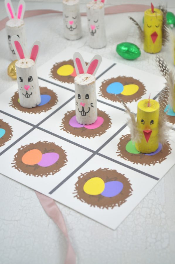 Spielspaß für Ostern: mit diesem Tic Tac Toe kannst du toll mit Kindern basteln und spielen. Das Spielfeld kannst du dir kostenlos downloaden.