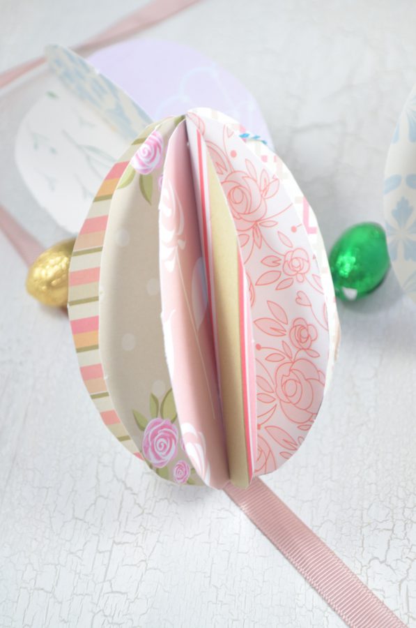 Wunderschöne Bastelidee für Ostern. Diese DIY Ostereier aus Papier sehen am Osterstrauch ebenso schön aus, wie als Tischdeko oder im Ostergesteck. 