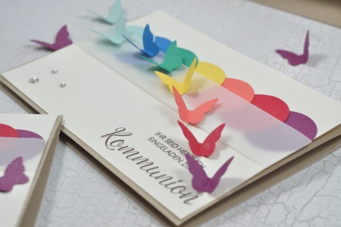 Wenn das Kommunion-Motto Regenbogen lautet, dürfen die Einladungskarten natürlich auch in den Regenbogenfarben leuchten. Auf dem Blog habe ich zwei Regenbogen-Karten zur Inspiration.