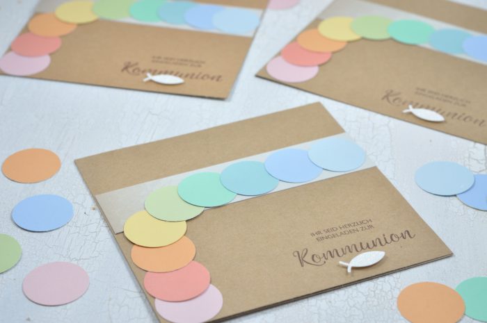 Wenn das Kommunion-Motto Regenbogen lautet, dürfen die Einladungskarten natürlich auch in den Regenbogenfarben leuchten. Auf dem Blog habe ich zwei Regenbogen-Karten zur Inspiration.