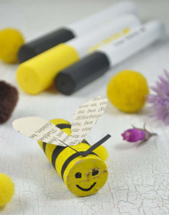 Einfach, bunt und kreativ: Bienen aus Korken sind supereinfach und eine kinderleichte Bastelidee.