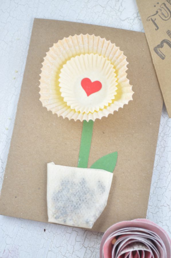 Eine Muttertagskarte gehört doch einfach zum Muttertag dazu. Heute zeige ich dir eine einfache Idee, wie du eine tolle Karte basteln kannst. Super für Kinder! Und sogar mit Blumensamen darin! Die Anleitung ist schnell umzusetzen. 