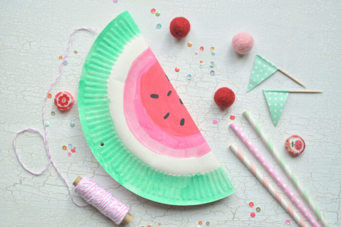 Supereinfach und schnell mit Kindern gebastelt: die Melonen Pinata - perfekt für die Sommerparty