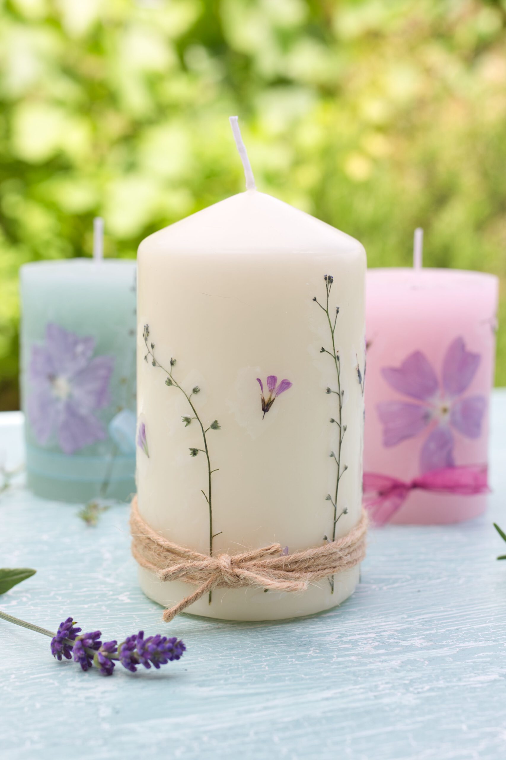 Kerzen mit gepressten Blüten sind ein wunderbares Geschenk - einfache DIY Idee