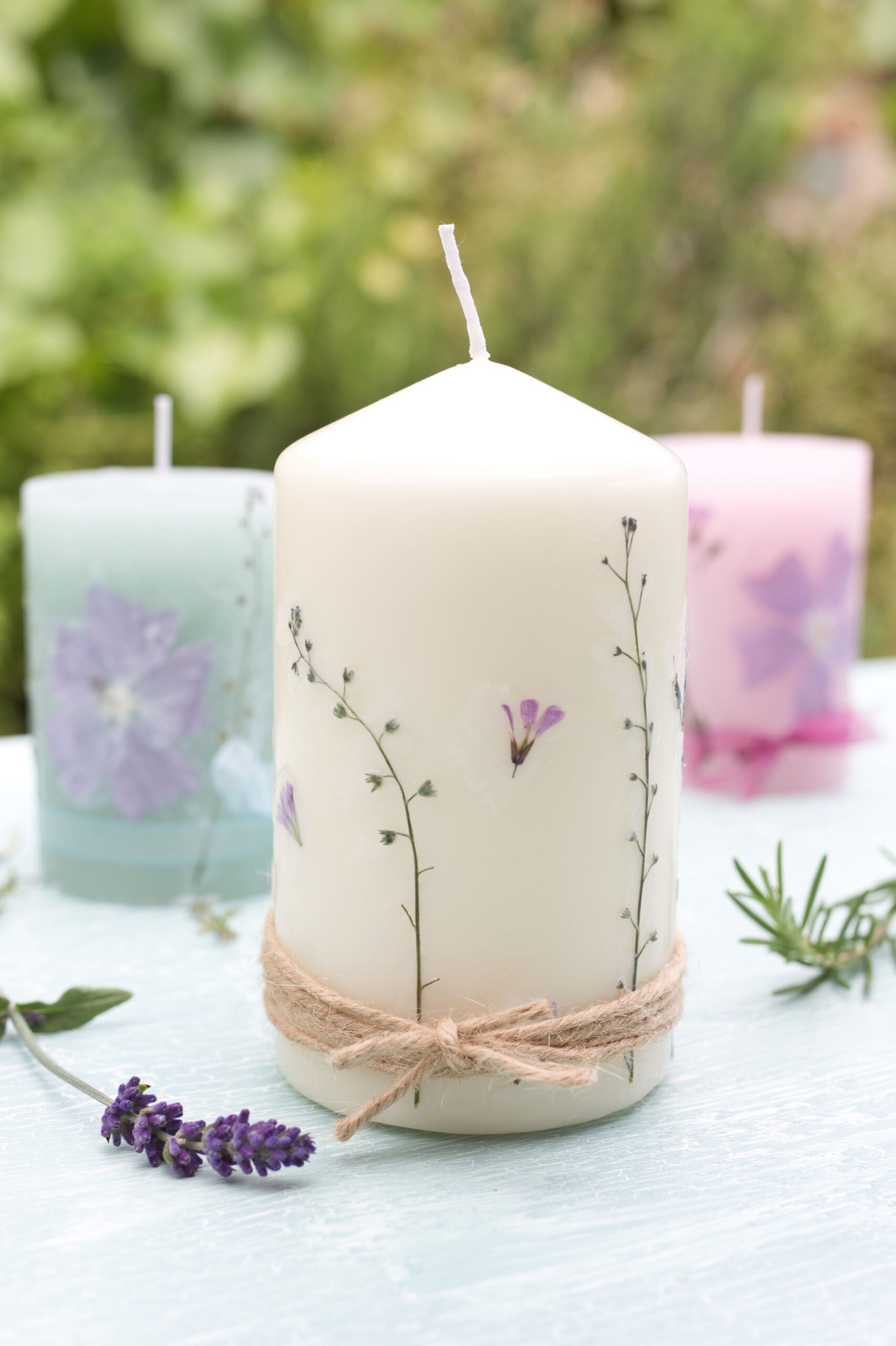 Kerzen mit selbstgepressten Blüten - einfache DIY Idee