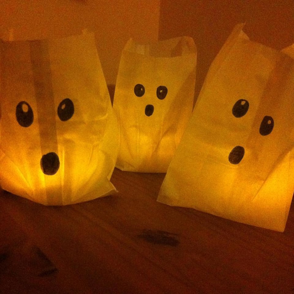 Halloween Party: Bastelidee: kleine Gespenster aus Butterbrotpapier
