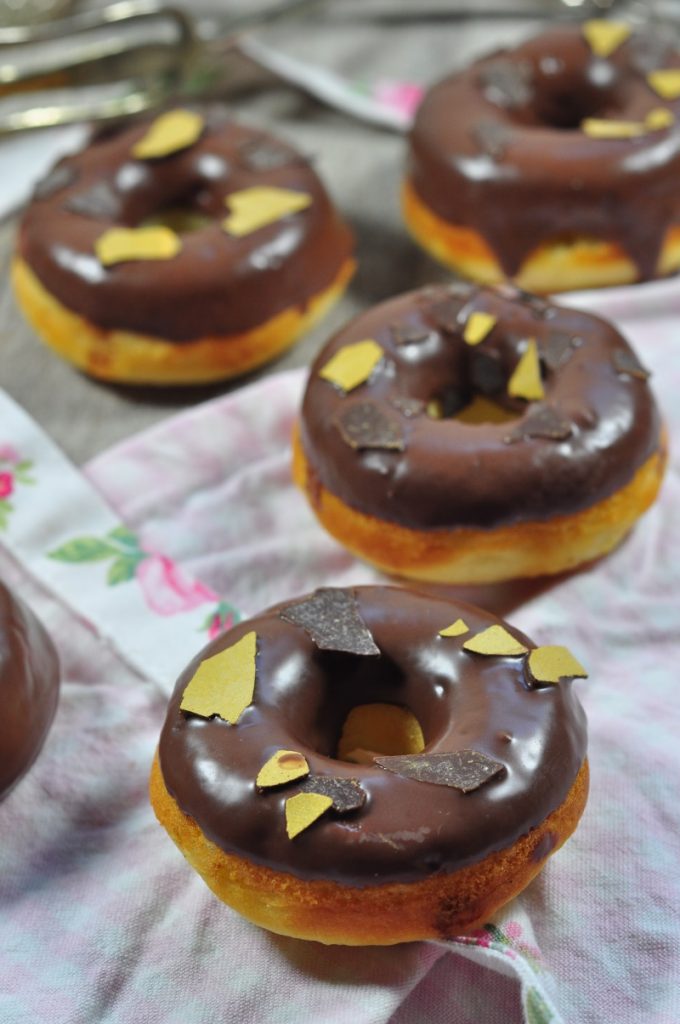 Ein Rezept für Donuts ohne Ei: diese Donuts werden mit einem Donutsblech im Ofen gebacken und kommen ganz ohne Ei im Teig aus. Schön fluffig und schokoladig umhüllt sind sie ein echter Leckerbissen!