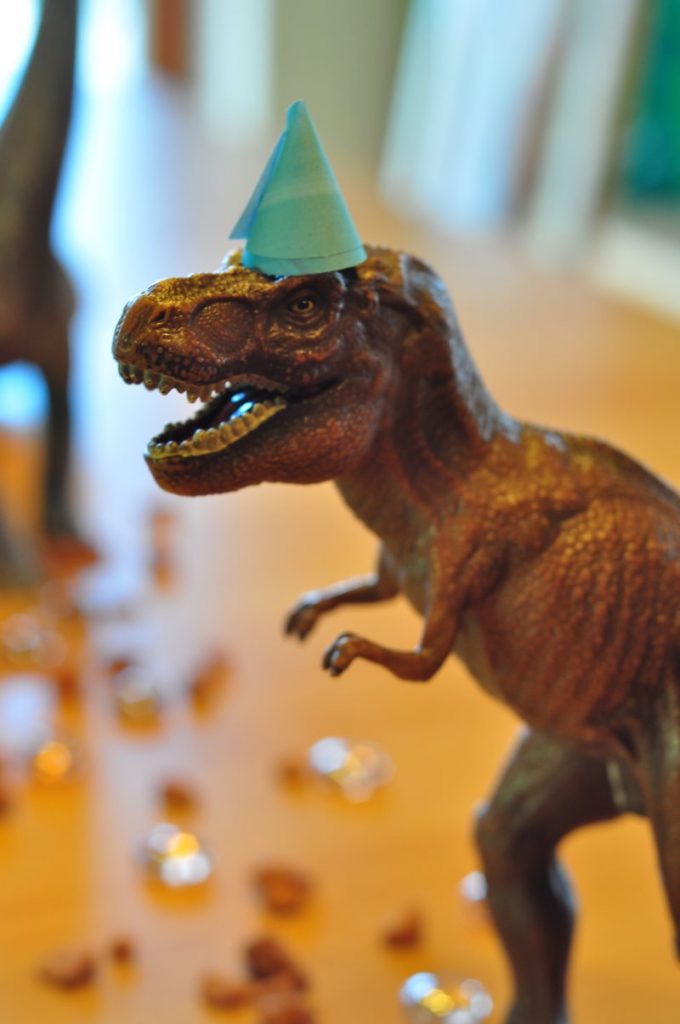 Dinoparty! Die besten Ideen für eine gelungene Dino-Party: Rezepte, Bastelideen, Spiele rund um den Dino-Kindergeburtstag. Finde hier alles für einen rundum gelungenen Dino-Geburtstag