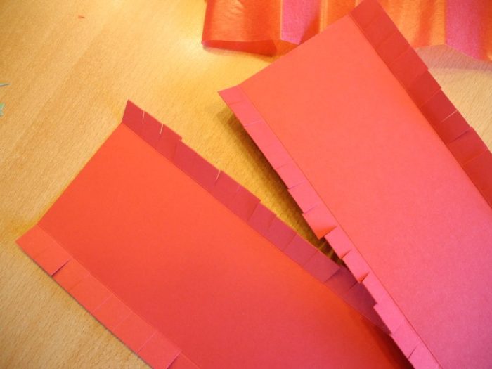 Einfache und schnelle Ninjago-Laterne aus Papptellern. Basteln mit Kindern kann ganz einfach sein. So entsteht eine ruckzuck fertige Laterne. 