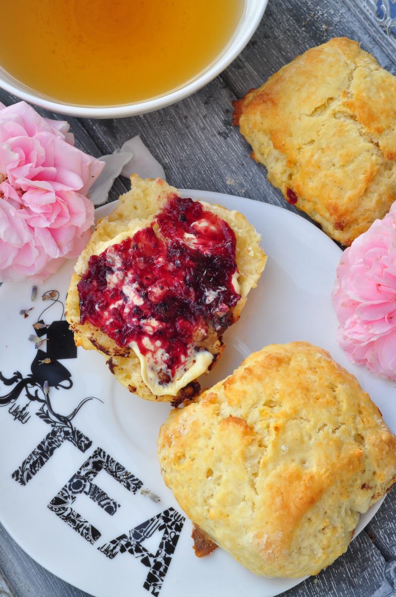 Very british: Schokoladenscones sind perfekt für die Teatime geeignet. Mit Butter und Marmelade werden sie sündhaft lecker! Hier habe ich ein einfaches und schnelles Rezept für dich.