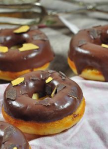 Ein Rezept für Donuts ohne Ei: diese Donuts werden mit einem Donutsblech im Ofen gebacken und kommen ganz ohne Ei im Teig aus. Schön fluffig und schokoladig umhüllt sind sie ein echter Leckerbissen!