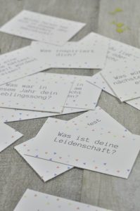Für viel Spaß auf eurer Party sorgt dieses Partyfragespiel: ob Silvesterparty oder Geburtstagsfeier - mit den kostenlosen Fragekärtchen sorgt ihr für Gesprächsstoff und bringt eure Gäste zum Diskutieren. Einfache und schnelle DIY-Partyidee