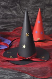Die kleine Hexe - Bastelidee: einfache Hexenhüte aus Tonkarton für Hexenpartys, Kindergeburtstage, Märchenpartys und vieles mehr.