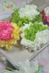 Papierblumen aus Papier basteln: die Schritt für Schritt Anleitung erklärt dir wie du die Papierblumen ganz einfach basteln kannst. Du brauchst nur zwei Servietten und eine Schere. Perfekte DIY Idee für Geschenke aufzuwerten oder als Deko.