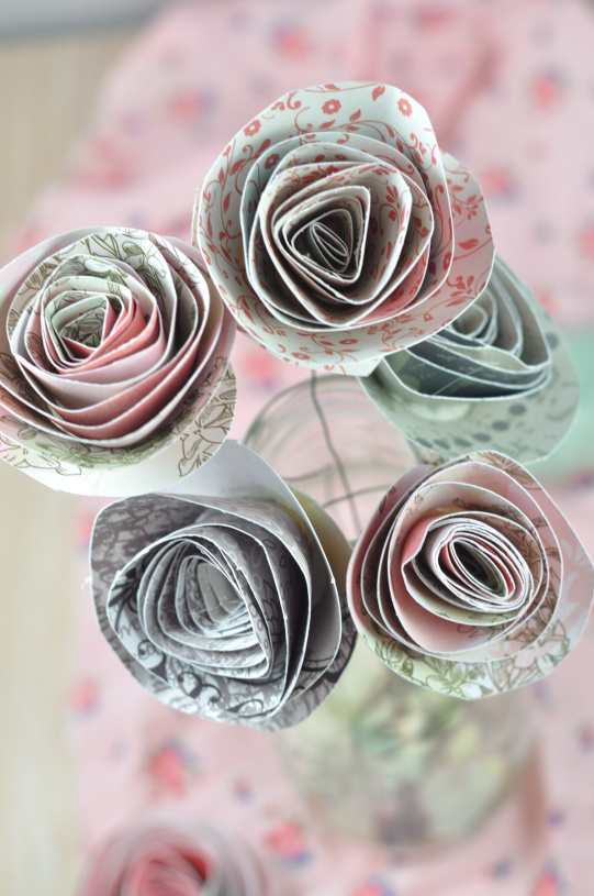 Aus buntem Papier kannst du ganz einfach wunderschöne Blumen basteln. Die DIY Idee ist einfach und zaubert ein wenig Frühling in dein Haus. Aber auch Geschenke kannst du mit den Papierblumen verzieren.