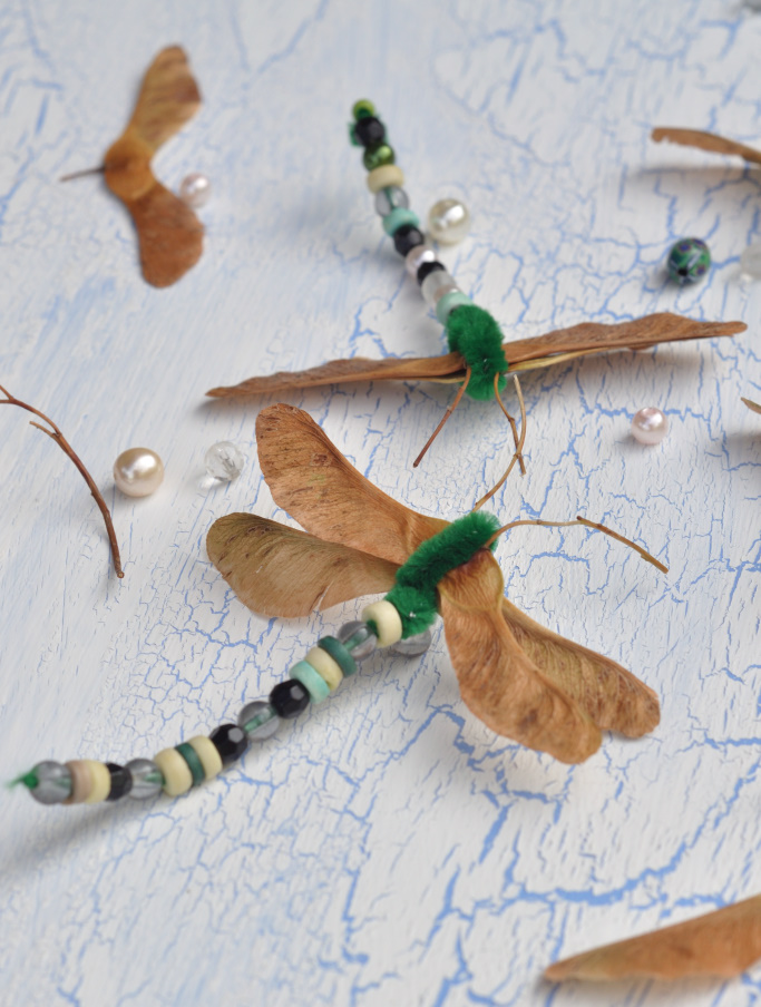Basteln mit Kindern im Herbst: Libellen aus Ahornsamen und Pfeifenputzern. Süße Idee die man leicht mit Perlen, Bügelperlen und anderen Materialien verändern kann.