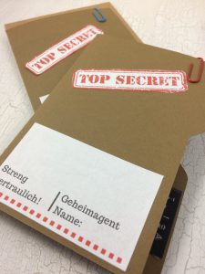 Spannende Rätsel, Spiele und Bastelideen für eine Detektivparty findet ihr in diesem Beitrag. Rund um die drei ??? gibt es einen spannenden Fall zu lösen. So feierst du einen tollen Kindergeburtstag!