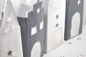 Super Upcycling Idee für leere Tetrapacks: Lichthäuser die stimmungsvoll zur Adventszeit passen.