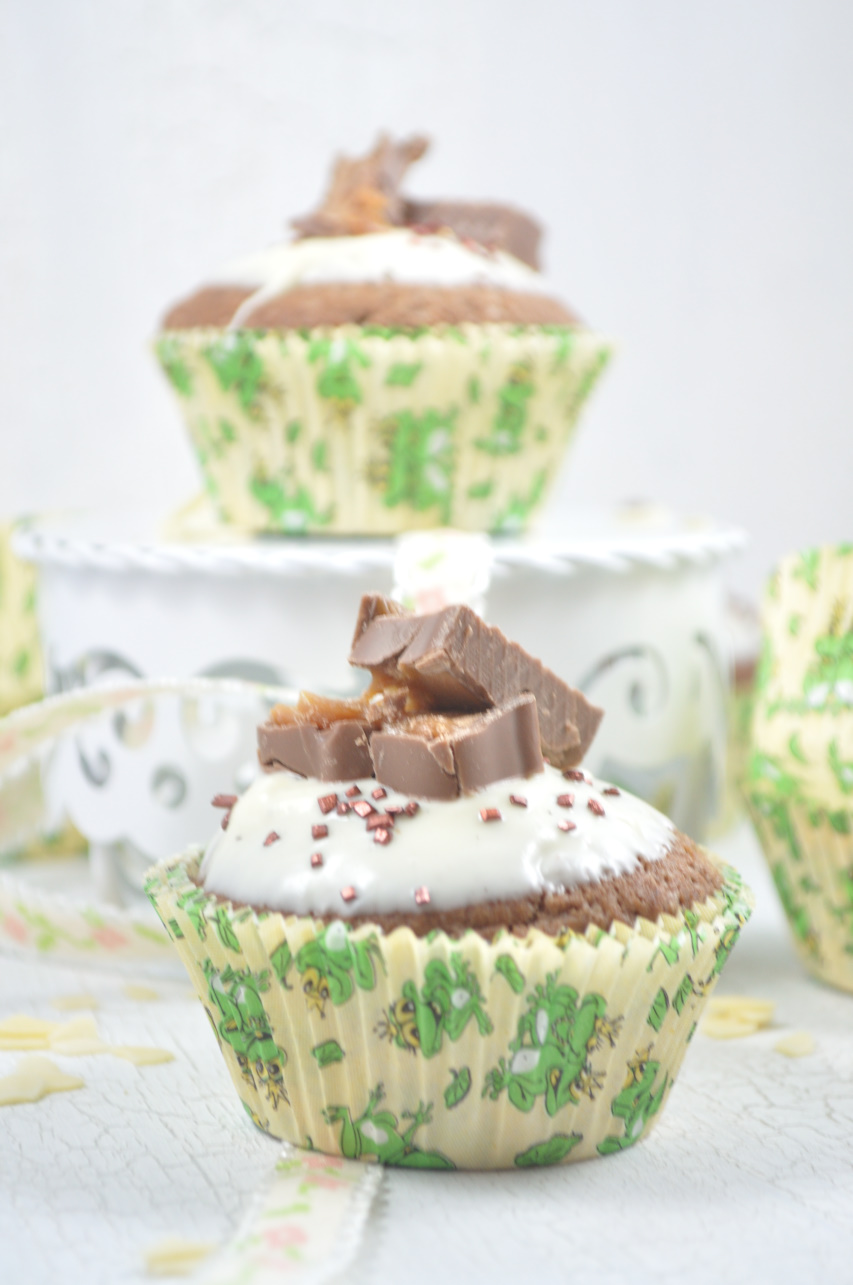 Total lecker sind diese schnell gemachten Cupcakes mit Schokoriegeln. Das Rezept für die Karamell-Cupcakes findest du auf dem Blog.