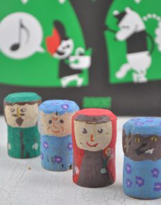 Märchenzeit! Mit Kindern zum Märchen Rotkäppchen basteln. Aus Korken gestalten wir Märchenfiguren mit denen man die Geschichte nachspielen kann.