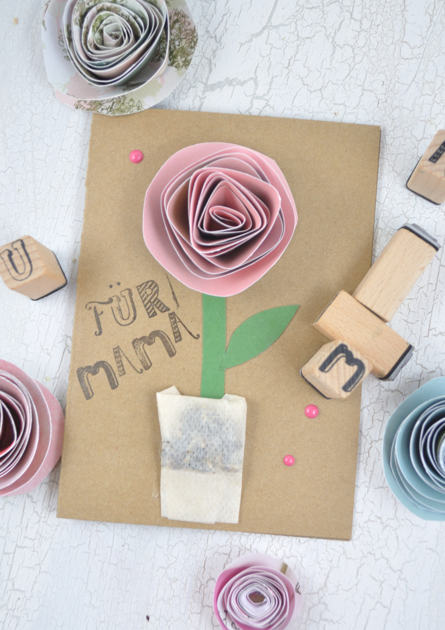 Eine Muttertagskarte gehört doch einfach zum Muttertag dazu. Heute zeige ich dir eine einfache Idee, wie du eine tolle Karte basteln kannst. Super für Kinder! Und sogar mit Blumensamen darin! Die Anleitung ist schnell umzusetzen.