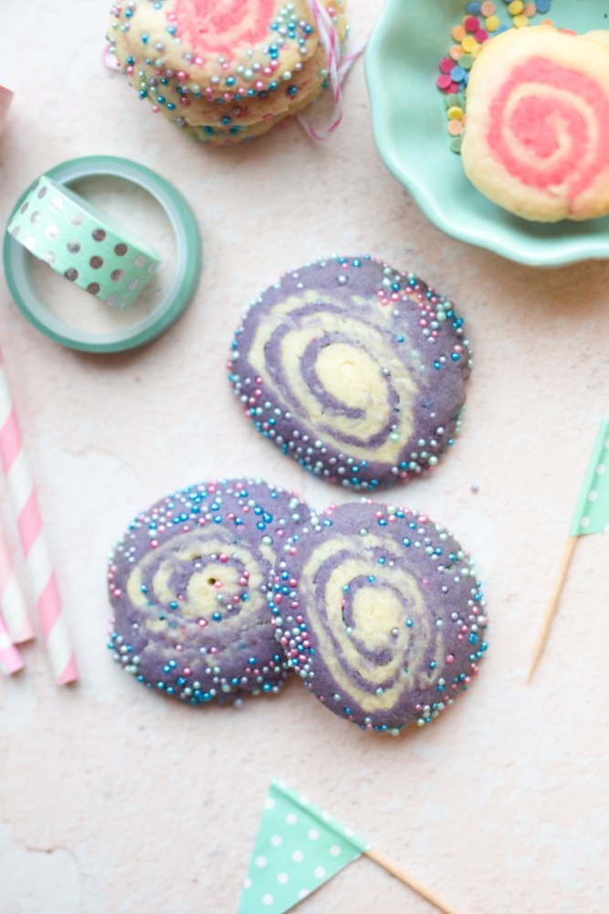 Diese gerollten Swirl Cookies sind supereinfach gemacht und so lecker. Ein echter Hingucker sind die bunten Kekse.